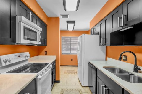 Condo in Sarasota, Florida, 2 bedrooms № 2214349 - photo 11