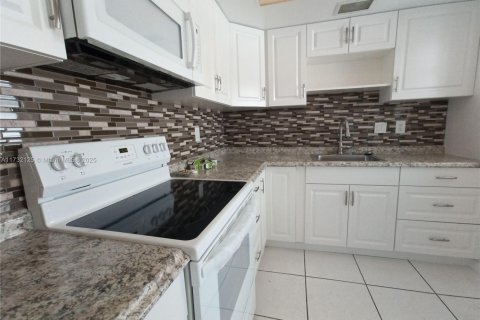 Copropriété à vendre à Hallandale Beach, Floride: 1 chambre, 67.82 m2 № 1961482 - photo 6