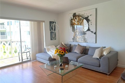 Copropriété à vendre à Hallandale Beach, Floride: 1 chambre, 67.82 m2 № 1961482 - photo 2
