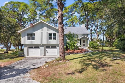 House in Cedar Key, Florida 3 bedrooms, 242.66 sq.m. № 2098879 - photo 2