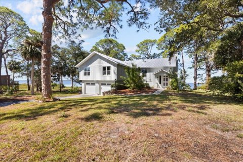House in Cedar Key, Florida 3 bedrooms, 242.66 sq.m. № 2098879
