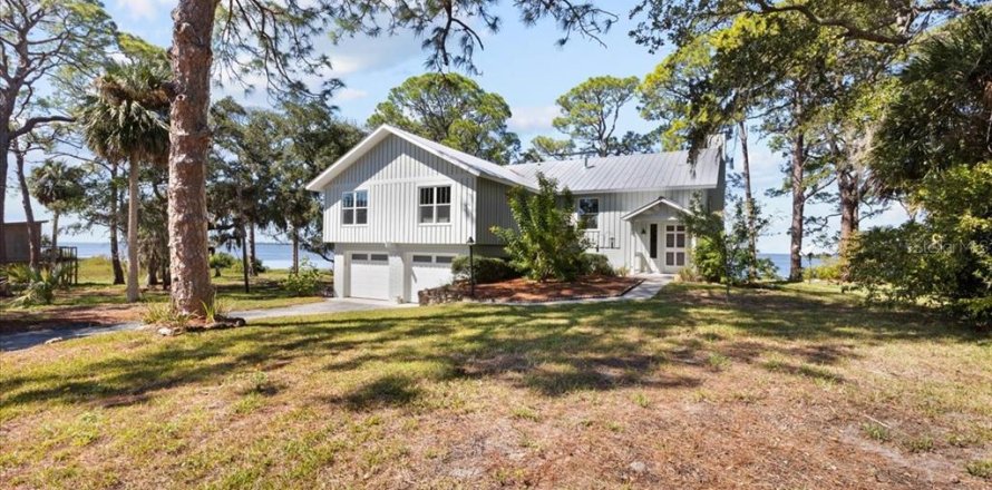House in Cedar Key, Florida 3 bedrooms, 242.66 sq.m. № 2098879