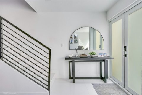 Townhouse in North Miami Beach, Florida 2 bedrooms, 144 sq.m. № 2003087 - photo 10