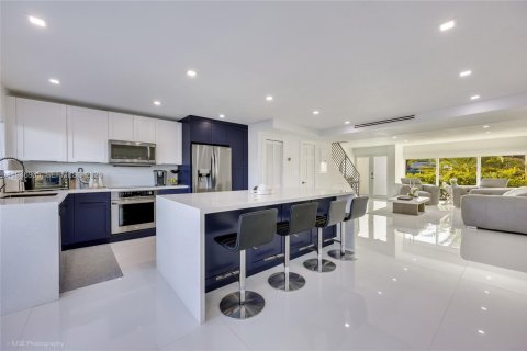 Townhouse in North Miami Beach, Florida 2 bedrooms, 144 sq.m. № 2003087 - photo 7