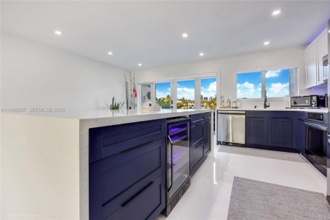 Townhouse in North Miami Beach, Florida 2 bedrooms, 144 sq.m. № 2003087 - photo 9