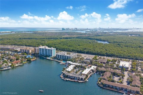 Townhouse in North Miami Beach, Florida 2 bedrooms, 144 sq.m. № 2003087 - photo 21