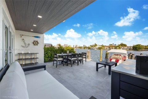Townhouse in North Miami Beach, Florida 2 bedrooms, 144 sq.m. № 2003087