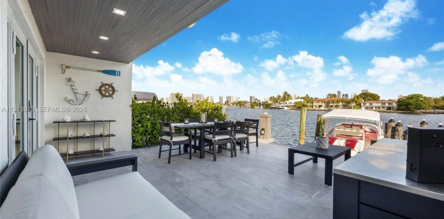 Townhouse in North Miami Beach, Florida 2 bedrooms, 144 sq.m. № 2003087