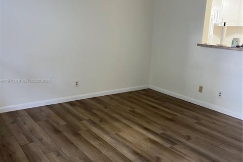 Condo in West Palm Beach, Florida, 1 bedroom № 2030904 - photo 3