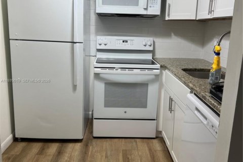 Condo in West Palm Beach, Florida, 1 bedroom № 2030904 - photo 2