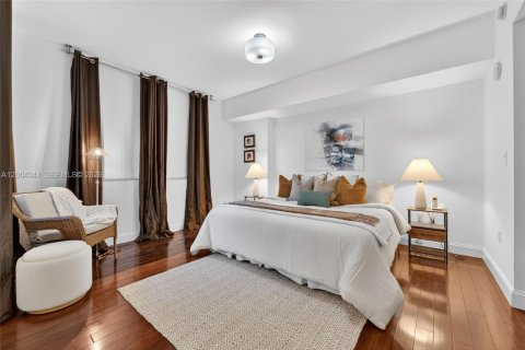 Condo in Coral Gables, Florida, 2 bedrooms  № 2068845 - photo 17