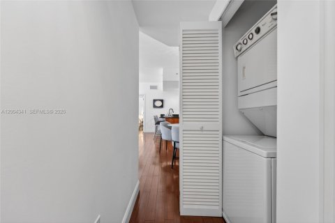 Condo in Coral Gables, Florida, 2 bedrooms  № 2068845 - photo 24