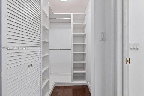 Condo in Coral Gables, Florida, 2 bedrooms  № 2068845 - photo 19