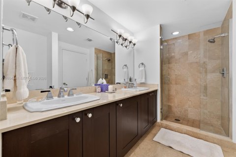 Condo in Coral Gables, Florida, 2 bedrooms  № 2068845 - photo 21