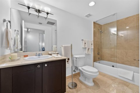 Condo in Coral Gables, Florida, 2 bedrooms  № 2068845 - photo 11