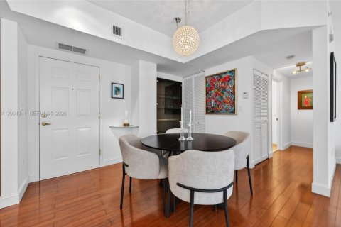 Condo in Coral Gables, Florida, 2 bedrooms  № 2068845 - photo 15