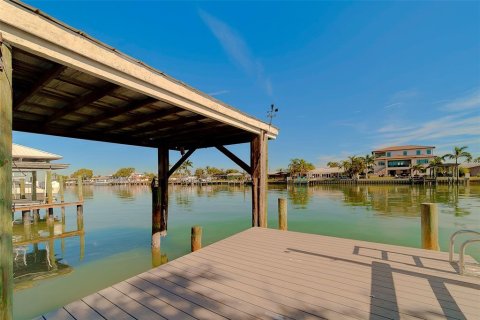 Villa ou maison à vendre à Clearwater, Floride: 4 chambres, 387.59 m2 № 2142551 - photo 2