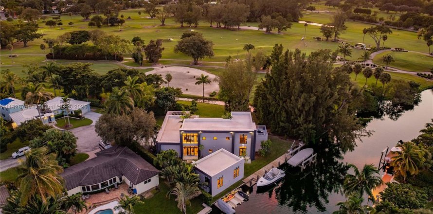 House in Miami Shores, Florida 5 bedrooms, 386.1 sq.m. № 1935123