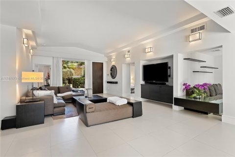 Villa ou maison à louer à Miami Beach, Floride: 4 chambres, 239.97 m2 № 1994972 - photo 10