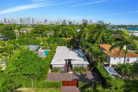 Villa ou maison à louer à Miami Beach, Floride: 4 chambres, 239.97 m2 № 1994972 - photo 2