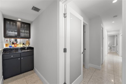 Villa ou maison à louer à Miami Beach, Floride: 4 chambres, 239.97 m2 № 1994972 - photo 17