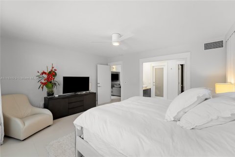 Villa ou maison à louer à Miami Beach, Floride: 4 chambres, 239.97 m2 № 1994972 - photo 24