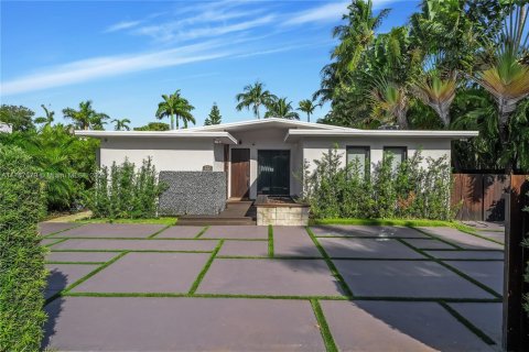 Villa ou maison à louer à Miami Beach, Floride: 4 chambres, 239.97 m2 № 1994972 - photo 1