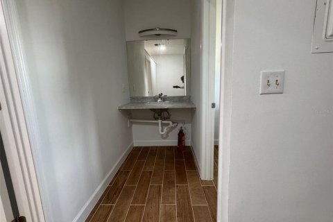 Propiedad comercial en alquiler en Winter Haven, Florida, 74.32 m2 № 1906403 - foto 6