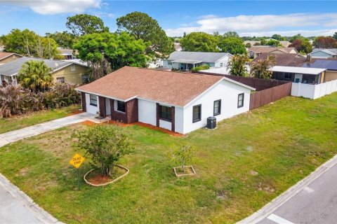 House in Kissimmee, Florida 4 bedrooms, 171.13 sq.m. № 2094302 - photo 3