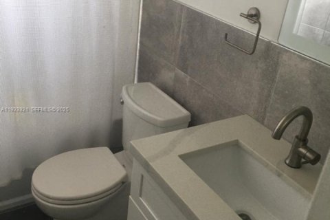 Condo in Miami Beach, Florida, 2 bedrooms  № 1982456 - photo 19