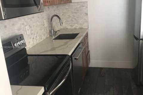 Condo in Miami Beach, Florida, 2 bedrooms  № 1982456 - photo 4