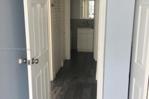 Condo in Miami Beach, Florida, 2 bedrooms  № 1982456 - photo 20