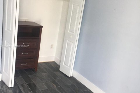 Condo in Miami Beach, Florida, 2 bedrooms  № 1982456 - photo 25