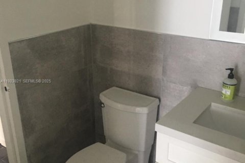 Condo in Miami Beach, Florida, 2 bedrooms  № 1982456 - photo 16