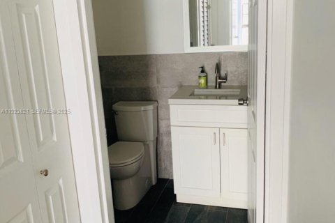 Condo in Miami Beach, Florida, 2 bedrooms  № 1982456 - photo 8