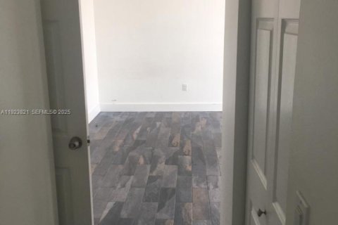 Condo in Miami Beach, Florida, 2 bedrooms  № 1982456 - photo 13