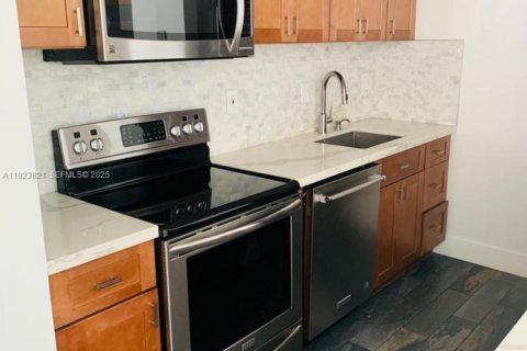 Condo in Miami Beach, Florida, 2 bedrooms  № 1982456 - photo 12