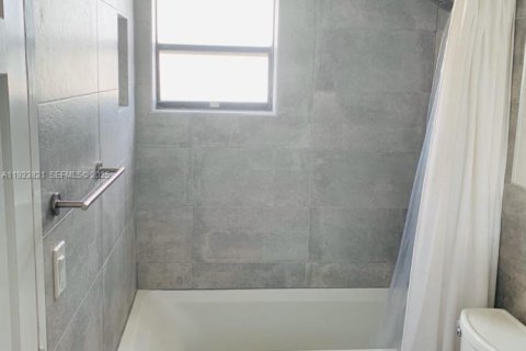 Condo in Miami Beach, Florida, 2 bedrooms  № 1982456 - photo 11