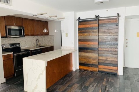 Condo in Miami Beach, Florida, 2 bedrooms  № 1982456 - photo 2