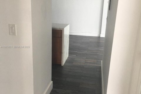 Condo in Miami Beach, Florida, 2 bedrooms  № 1982456 - photo 21