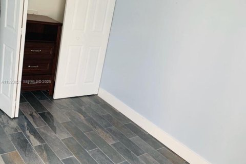 Condo in Miami Beach, Florida, 2 bedrooms  № 1982456 - photo 23