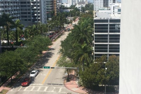 Condo in Miami Beach, Florida, 2 bedrooms  № 1982456 - photo 26
