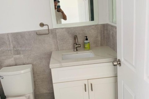 Condo in Miami Beach, Florida, 2 bedrooms  № 1982456 - photo 17