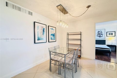Condo in Sunny Isles Beach, Florida, 3 bedrooms  № 2053100 - photo 9