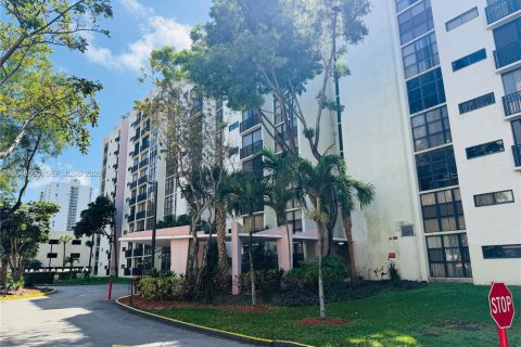 Condo in Sunny Isles Beach, Florida, 3 bedrooms  № 2053100 - photo 2