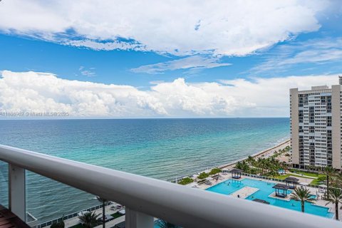 Condo in Hallandale Beach, Florida, 1 bedroom № 1896416 - photo 20