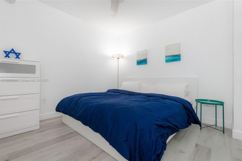 Condo in Hallandale Beach, Florida, 1 bedroom № 1896416 - photo 12