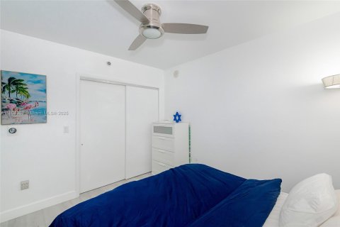 Condo in Hallandale Beach, Florida, 1 bedroom № 1896416 - photo 13
