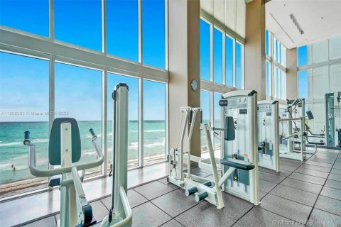 Condo in Hallandale Beach, Florida, 1 bedroom № 1896416 - photo 25