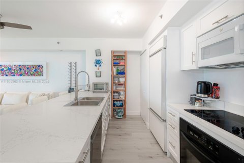 Condo in Hallandale Beach, Florida, 1 bedroom № 1896416 - photo 8